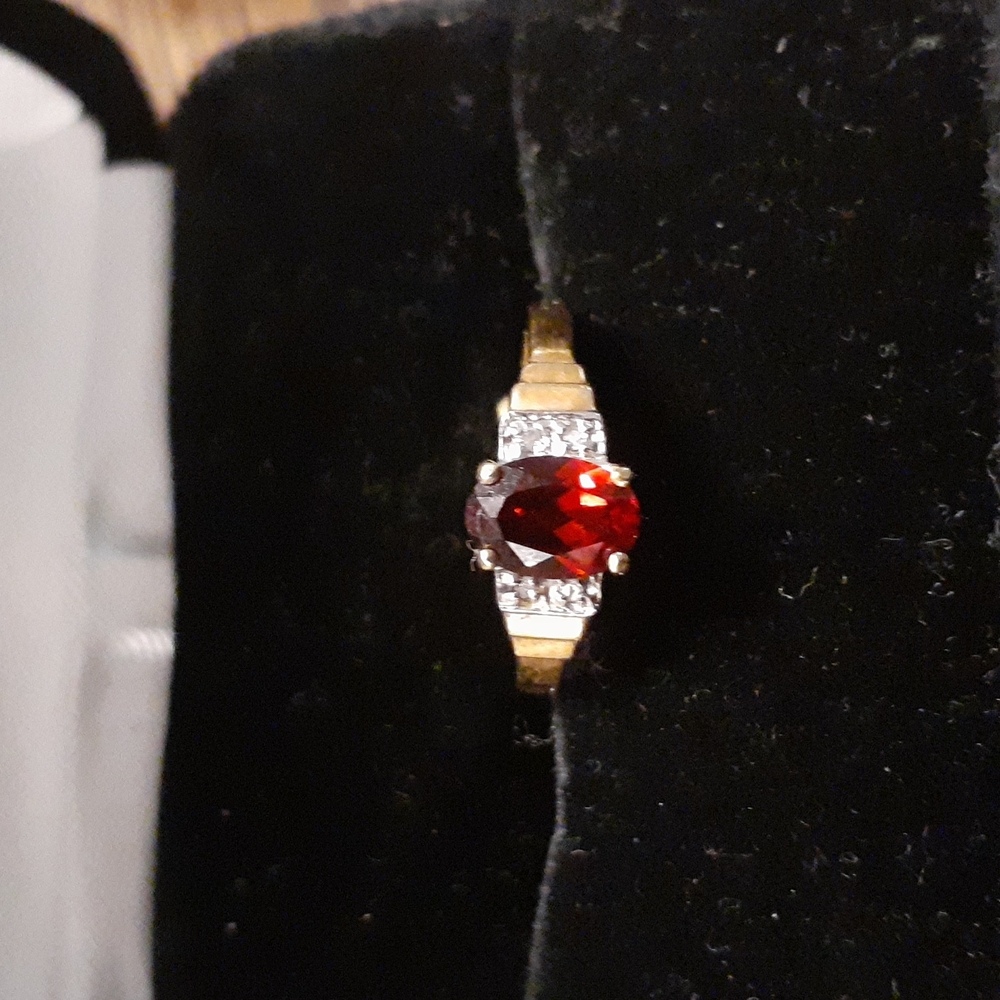 10K YELLOW GOLD GARNET / ACCENT DIAMOND RING NEW